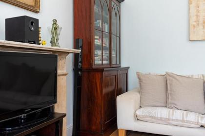 Gorgeous 1 Bedroom in Earl's Court with Vintage Furniture - image 13