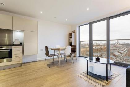 Modern 1 Bedroom Apartment Near Canary Wharf with Balcony - image 12