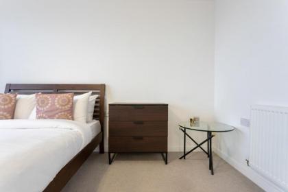 Modern 1 Bedroom Apartment Near Canary Wharf with Balcony - image 13