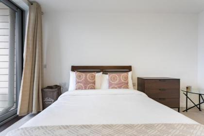 Modern 1 Bedroom Apartment Near Canary Wharf with Balcony - image 14