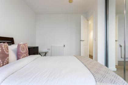Modern 1 Bedroom Apartment Near Canary Wharf with Balcony - image 16