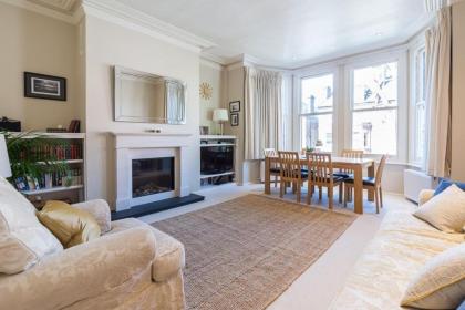 Homely 2 Bedroom Victorian Apartment in Hampstead London