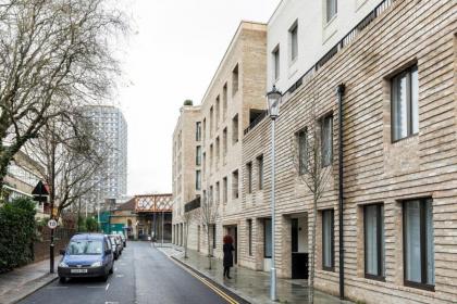 Modern and Designed 2 Bedroom Apartment with terrace Notting Hill - image 22