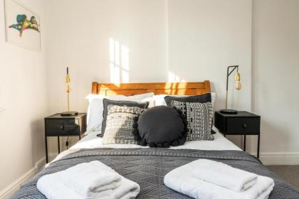 Stunning 3BD Riverside Flat Communal Roof Terrace - image 10