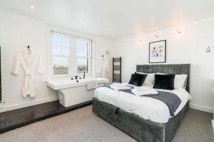 Stunning 3BD Riverside Flat Communal Roof Terrace - image 11