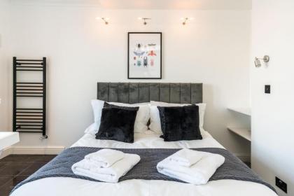 Stunning 3BD Riverside Flat Communal Roof Terrace - image 12