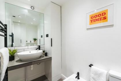 Stunning 3BD Riverside Flat Communal Roof Terrace - image 17