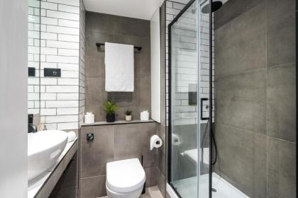 Stunning 3BD Riverside Flat Communal Roof Terrace - image 18