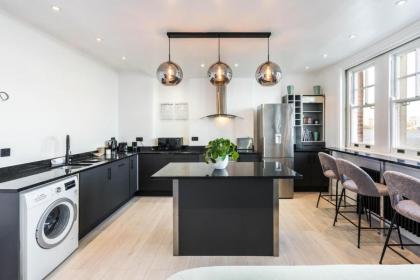 Stunning 3BD Riverside Flat Communal Roof Terrace - image 4