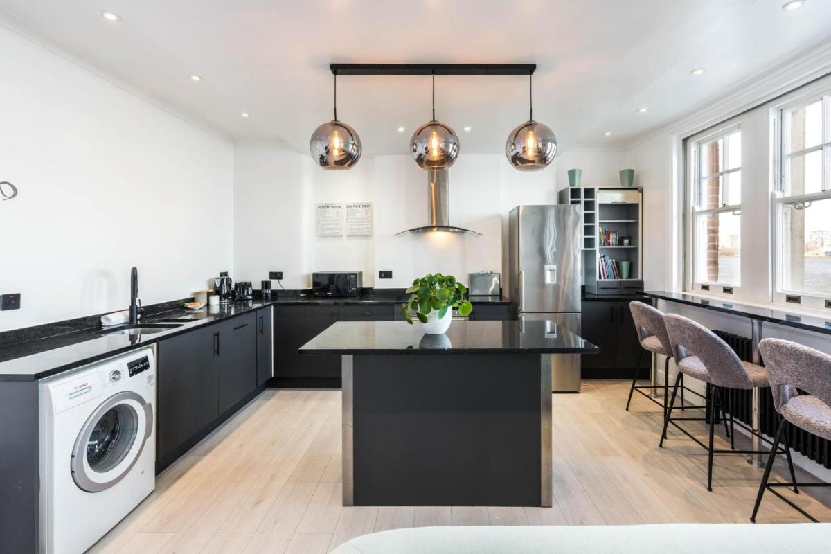 Stunning 3BD Riverside Flat Communal Roof Terrace - image 4