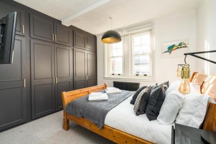 Stunning 3BD Riverside Flat Communal Roof Terrace - image 7