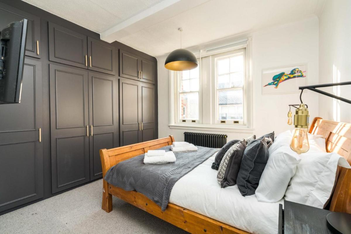 Stunning 3BD Riverside Flat Communal Roof Terrace - image 7