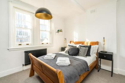 Stunning 3BD Riverside Flat Communal Roof Terrace - image 8