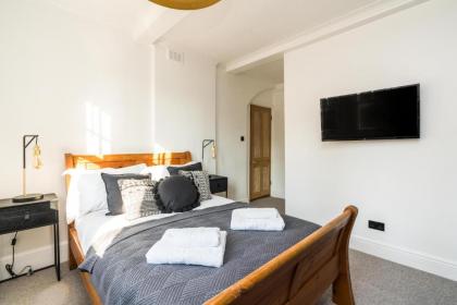 Stunning 3BD Riverside Flat Communal Roof Terrace - image 9