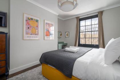 Top Floor Chic Camden Apartment sleep 2 - image 21