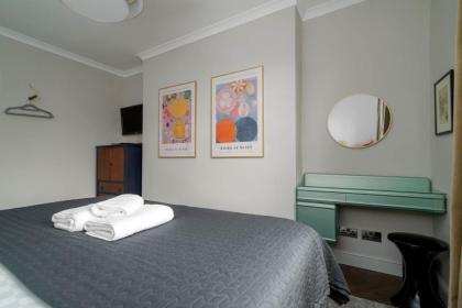 Top Floor Chic Camden Apartment sleep 2 - image 22