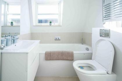 Spacious & Modern 3BRs house in central london - image 15