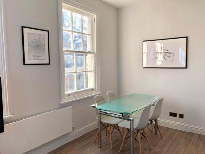 Stylish Maisonette and Studio in Victoria - image 10