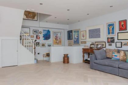 Contemporary 2 Bedroom House in Vibrant Shepherds Bush