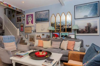 Contemporary 2 Bedroom House in Vibrant Shepherds Bush - image 10