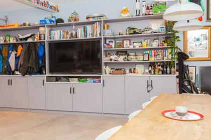 Contemporary 2 Bedroom House in Vibrant Shepherds Bush - image 12