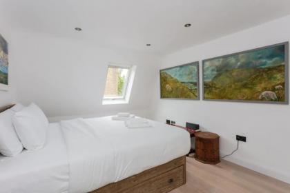 Contemporary 2 Bedroom House in Vibrant Shepherds Bush - image 15