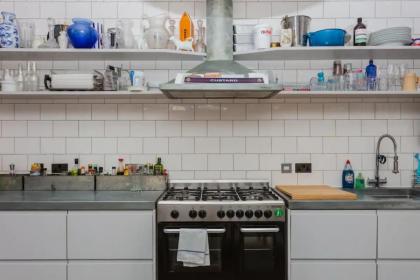 Contemporary 2 Bedroom House in Vibrant Shepherds Bush - image 20