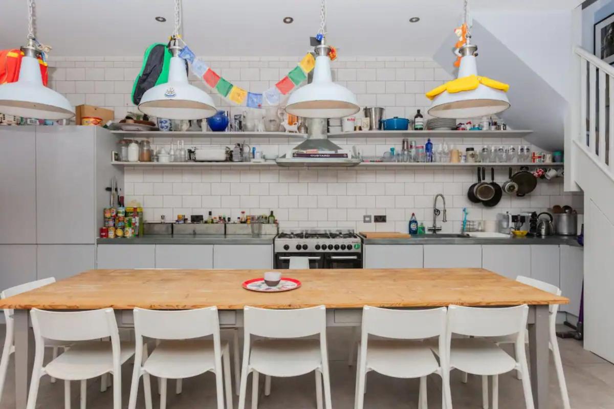 Contemporary 2 Bedroom House in Vibrant Shepherds Bush - image 4