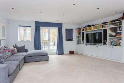 Contemporary 2 Bedroom House in Vibrant Shepherds Bush - image 6