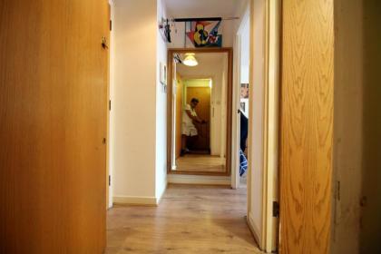 Central Fulham Apartment with parking - image 10