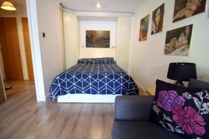 Central Fulham Apartment with parking - image 11