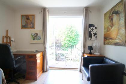 Central Fulham Apartment with parking - image 13
