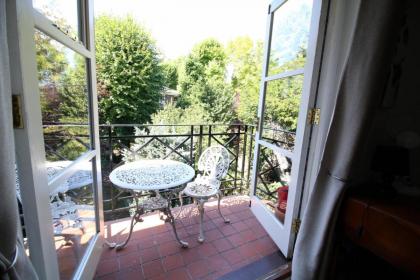 Central Fulham Apartment with parking - image 3