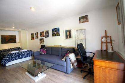 Central Fulham Apartment with parking - image 8
