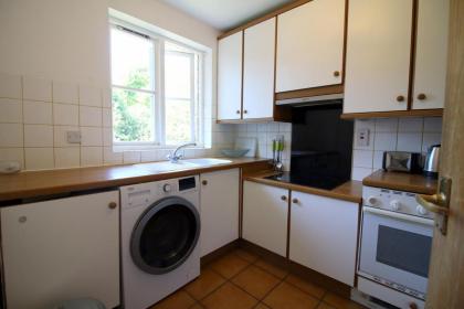 Central Fulham Apartment with parking - image 9