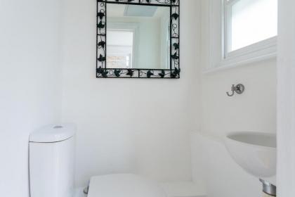 Two Bed Notting Hill Gem - image 13