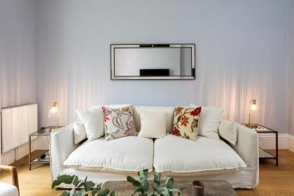 Two Bed Notting Hill Gem - image 2