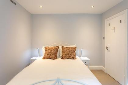 Two Bed Notting Hill Gem - image 21