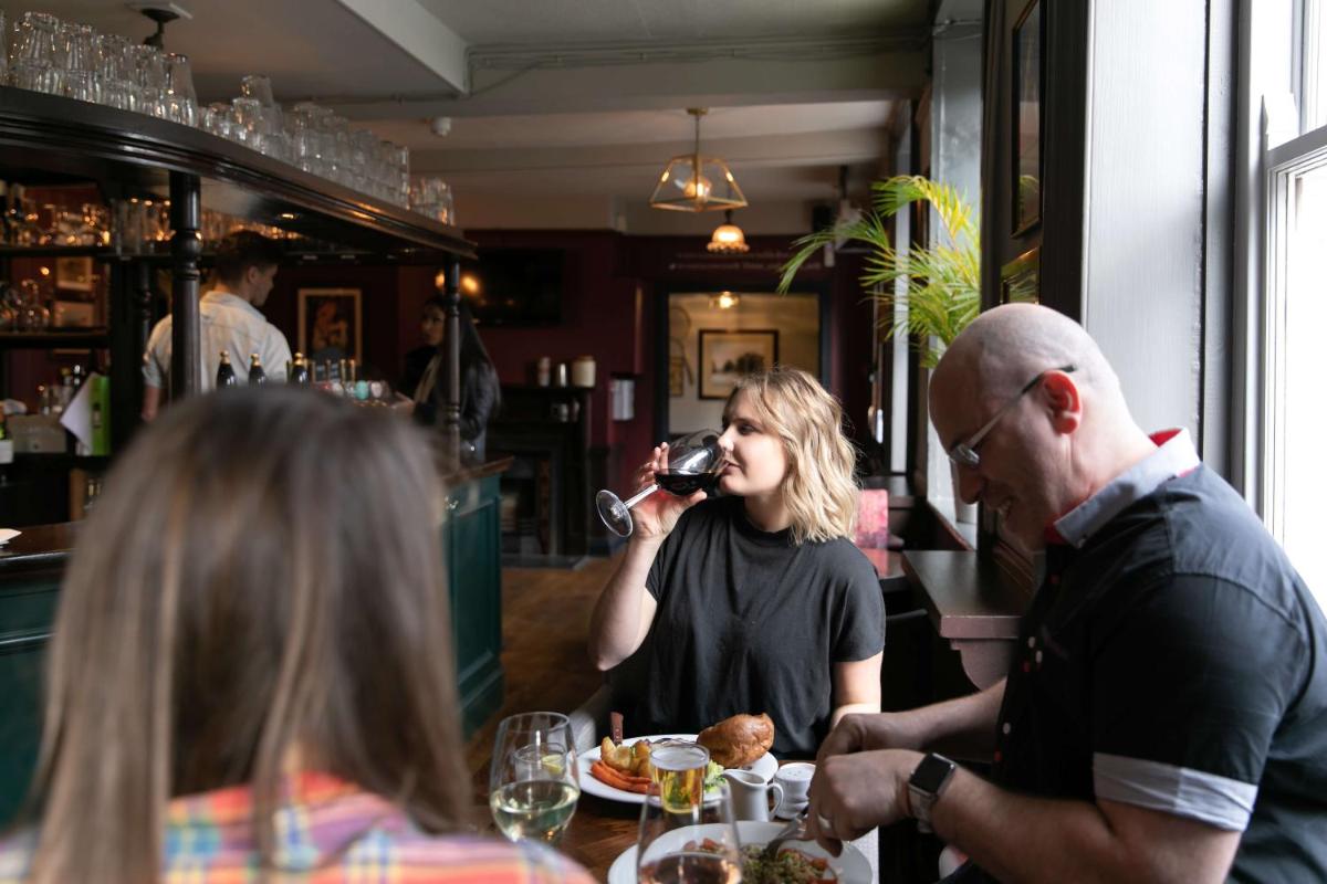 Rose And Crown Hotel - image 3