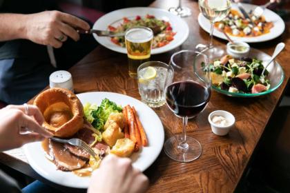 Rose And Crown Hotel - image 4