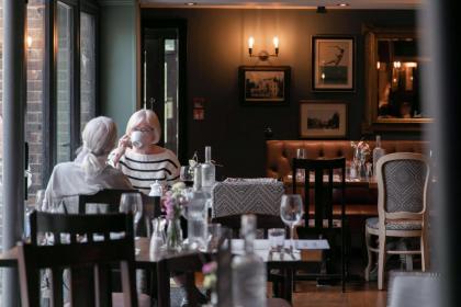 Rose And Crown Hotel - image 6
