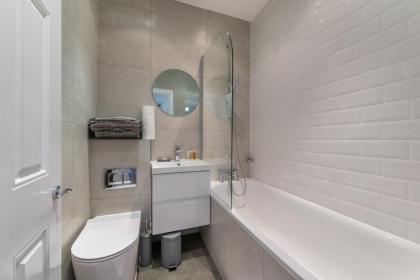 One Bedroom - Tower Bridge - London City by Prime London Stays M-9 - image 3