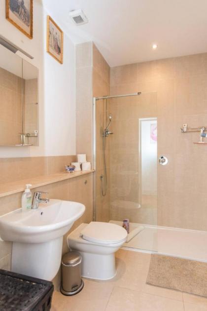 Homely 1 Bedroom Apartment in the Heart of Vibrant Camden - image 24