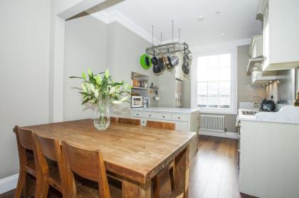 Marylebone Luxury 2-Bed Duplex with Terrace - image 10