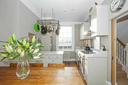 Marylebone Luxury 2-Bed Duplex with Terrace - image 13