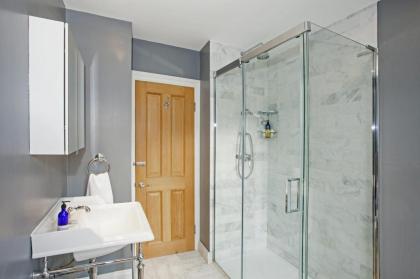 Marylebone Luxury 2-Bed Duplex with Terrace - image 28