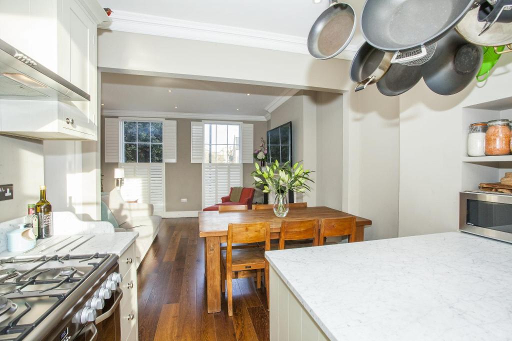 Marylebone Luxury 2-Bed Duplex with Terrace - image 7