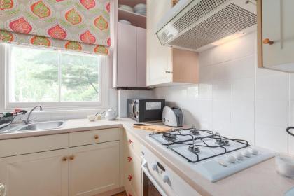 Charming flat in leafy West London by UnderTheDoormat - image 11