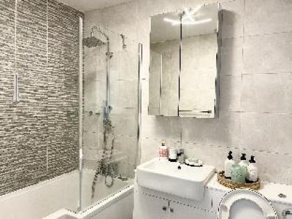 Paddington Luxury Apartment - image 21