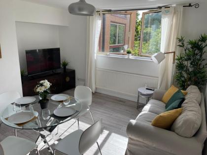 City Haven King En-suite & Double Room With Parking - image 2
